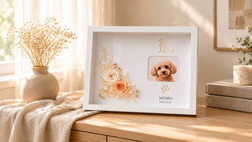 犬の写真と名前、日付、アイボリーとピーチ色のプリザーブドフラワーを飾った白いペットフォトフレーム